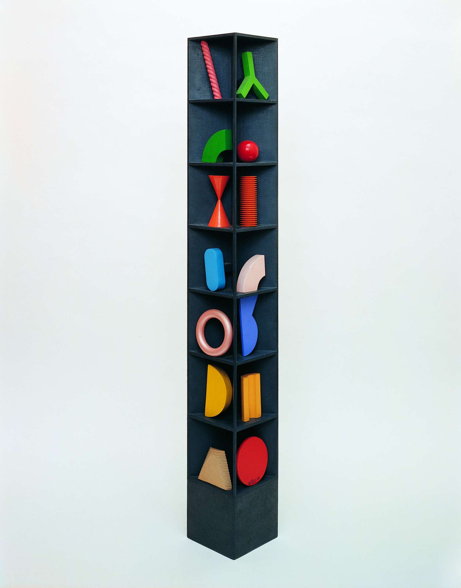 Lucio Del Pezzo, Piccola stele con 28 figure, 1985